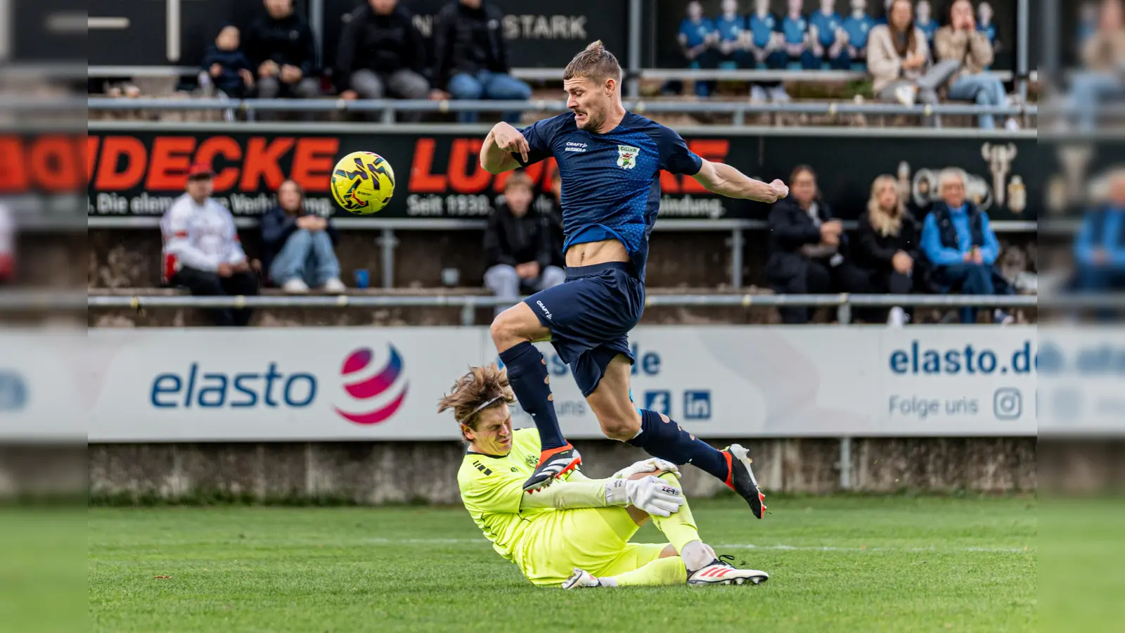 Gebenbachs Torhüter Lukas Völlger pariert einen gefährlichen Angriff des TSV Großbardorf. (Bild: Hannah Dirscherl)