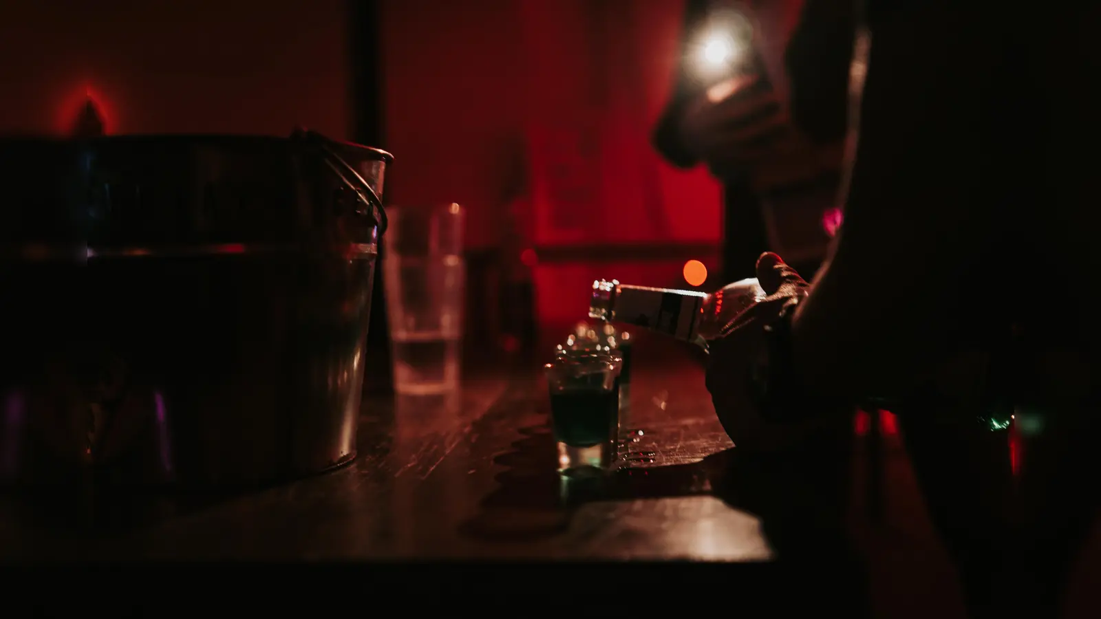 Dem Barkeeper ist es wahrscheinlich egal, ob es Drinks für Mama oder Papa gibt.  (Archivbild: Thiemo und Mario Donhauser)