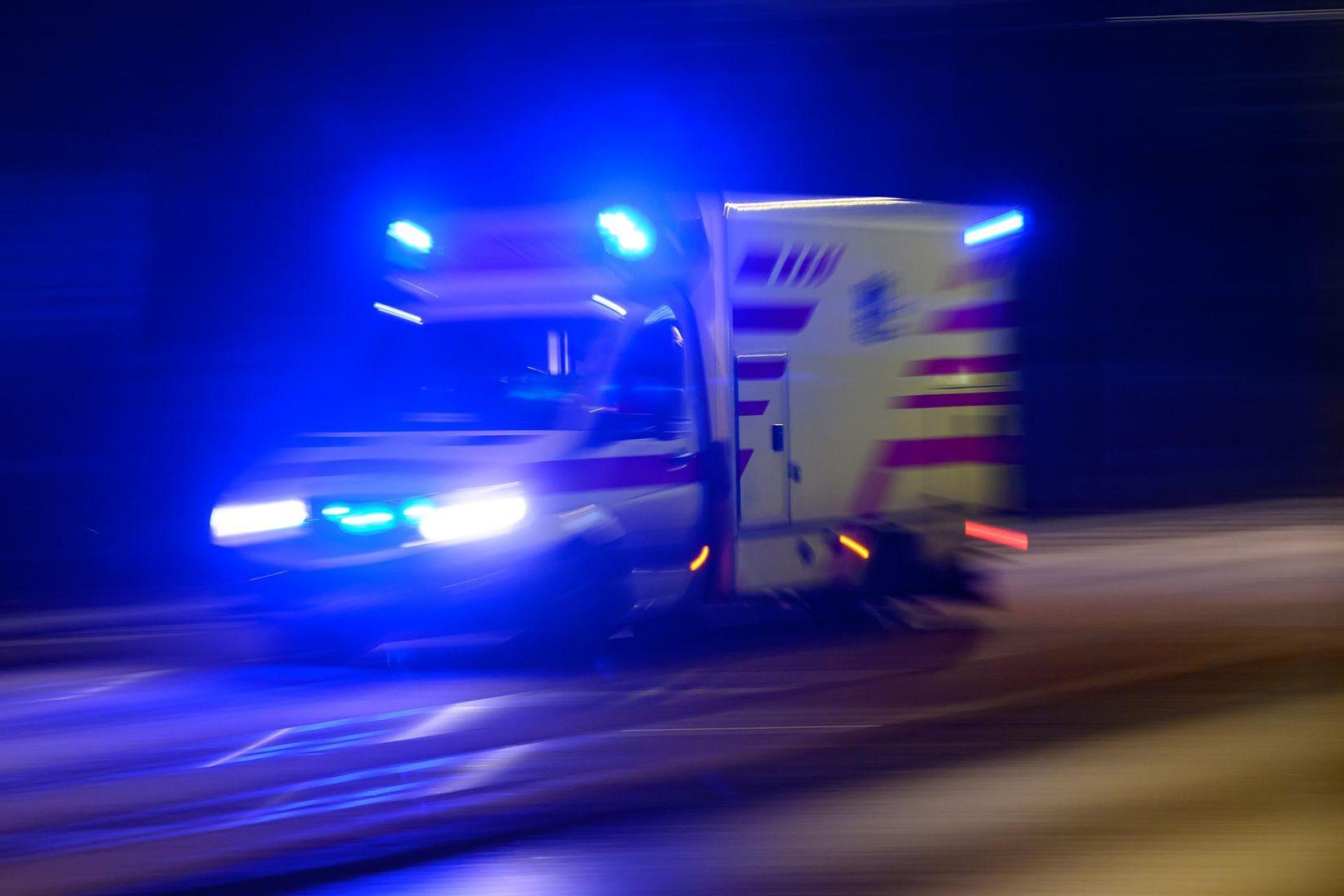 Ein Mann kam mit schweren Verletzungen ins Krankenhaus, ein weiterer mit leichten Verletzungen. (Symbolbild) (Bild: Robert Michael/dpa)