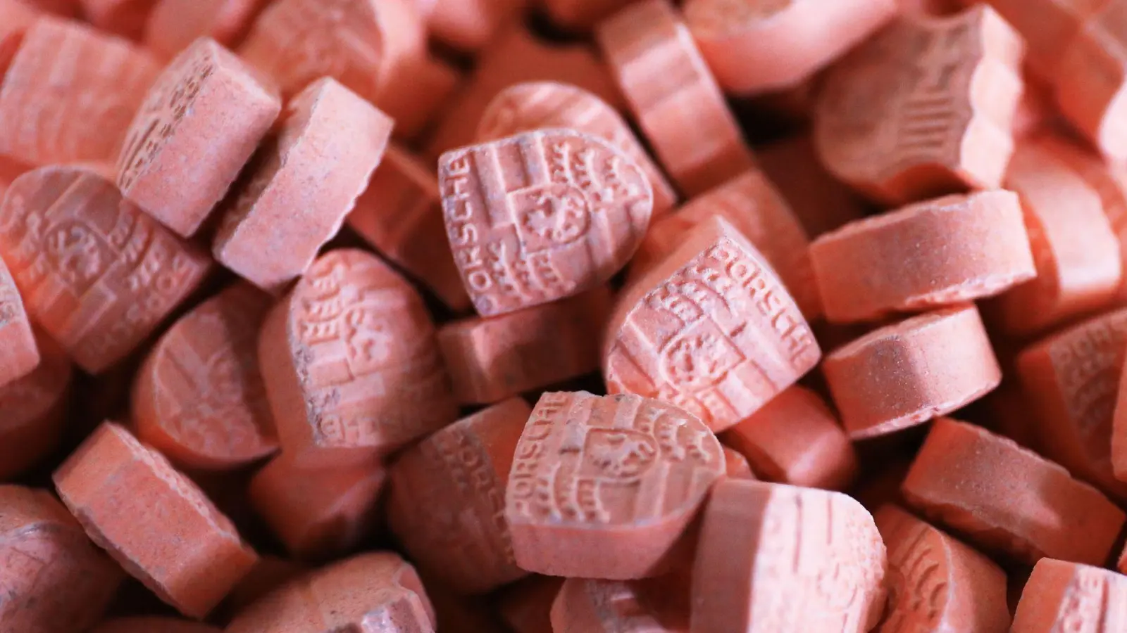 Ein 40-Jähriger ist von der Polizei kontrolliert worden. Er hatte wohl eine Ecstasy-Tablette einstecken.  (Bild: Oliver Berg/dpa/Symbolbild)