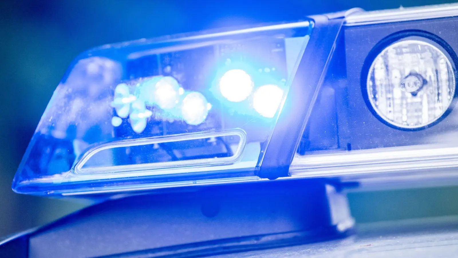 Ein 32-jähriger Mann wurde in Amberg ohne Führerschein und unter Drogeneinfluss gestoppt. (Bild: Lino Mirgeler/dpa)