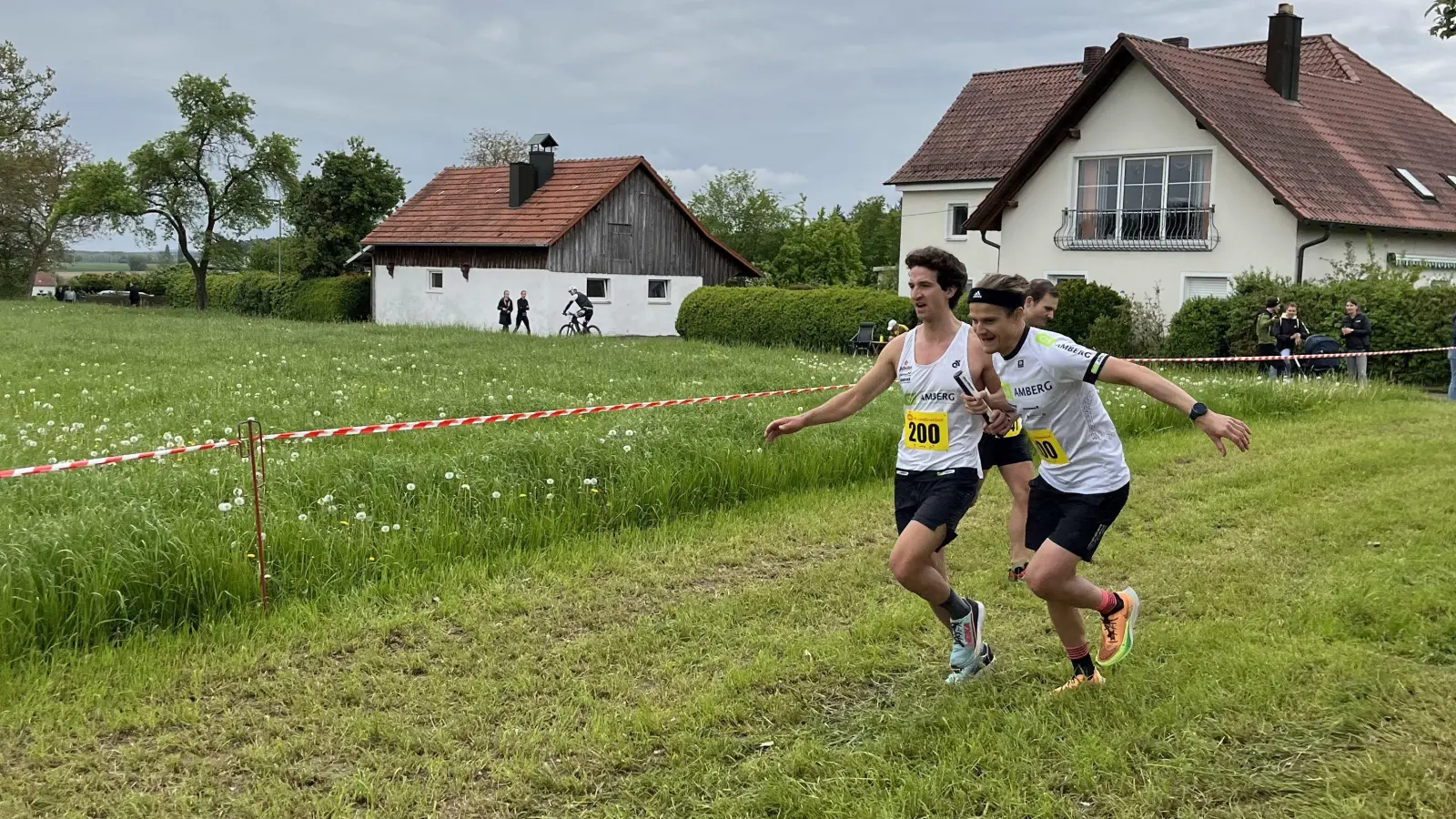 Spannende Duelle, wie hier im vergangenen Jahr, wird es auch beim Landkreislauf 2025 am 10. Mai wieder geben. (Archivbild: Christine Hollederer)