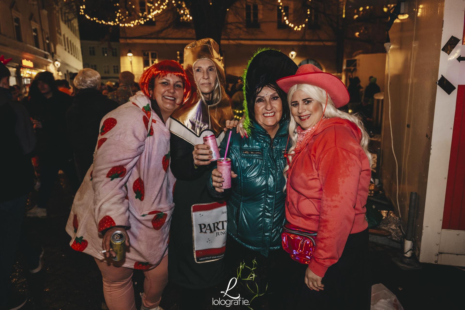 Hexennacht in Amberg. Die Fotos vom Weiberfasching am Marktplatz, exklusiv auf Amberg24.de (Bild: Lolografie)
