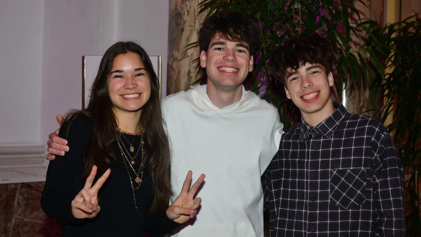 Die drei Geschwister (von links) Veronika, Moritz und Xaver, besser bekannt als MVX, sind am Sonntag im ZDF-Fernsehgarten zu sehen – und zum ersten Mal live in ganz Deutschland zu hören.  (Bild: Michael Krappel)