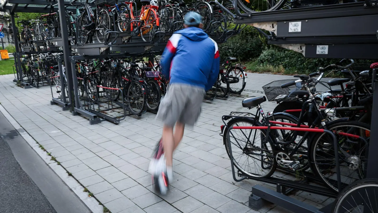E-Scooter-Fahrer aufgepasst: Seit 1. März gilt ein neues Versicherungskennzeichen. Die Polizei kontrolliert das.  (Symbolbild: Christian Charisius/dpa)