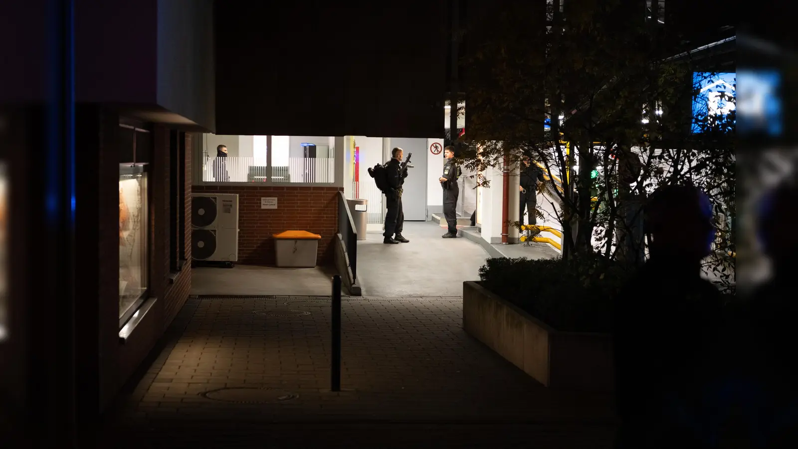Polizisten stehen an einem Parkhaus. Mit lebensgefährlichen Verletzungen ist ein Mann am Mittwochabend in Nürnberg gefunden worden. Der Mann sei im siebten Stock eines Parkhauses am Hauptmarkt in der Altstadt gefunden worden. (Bild: Alexander Franz)