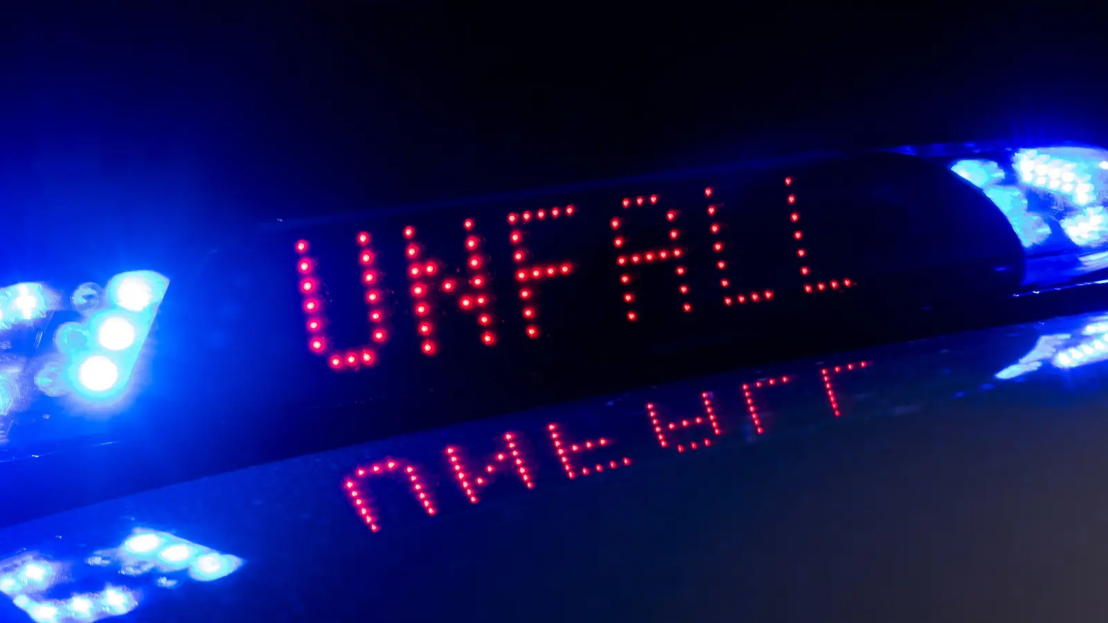 Mehrere Fahrzeuge waren an dem Unfall auf der B 85 beteiligt.  (Symbolbild: Monika Skolimowska/ZB/dpa)