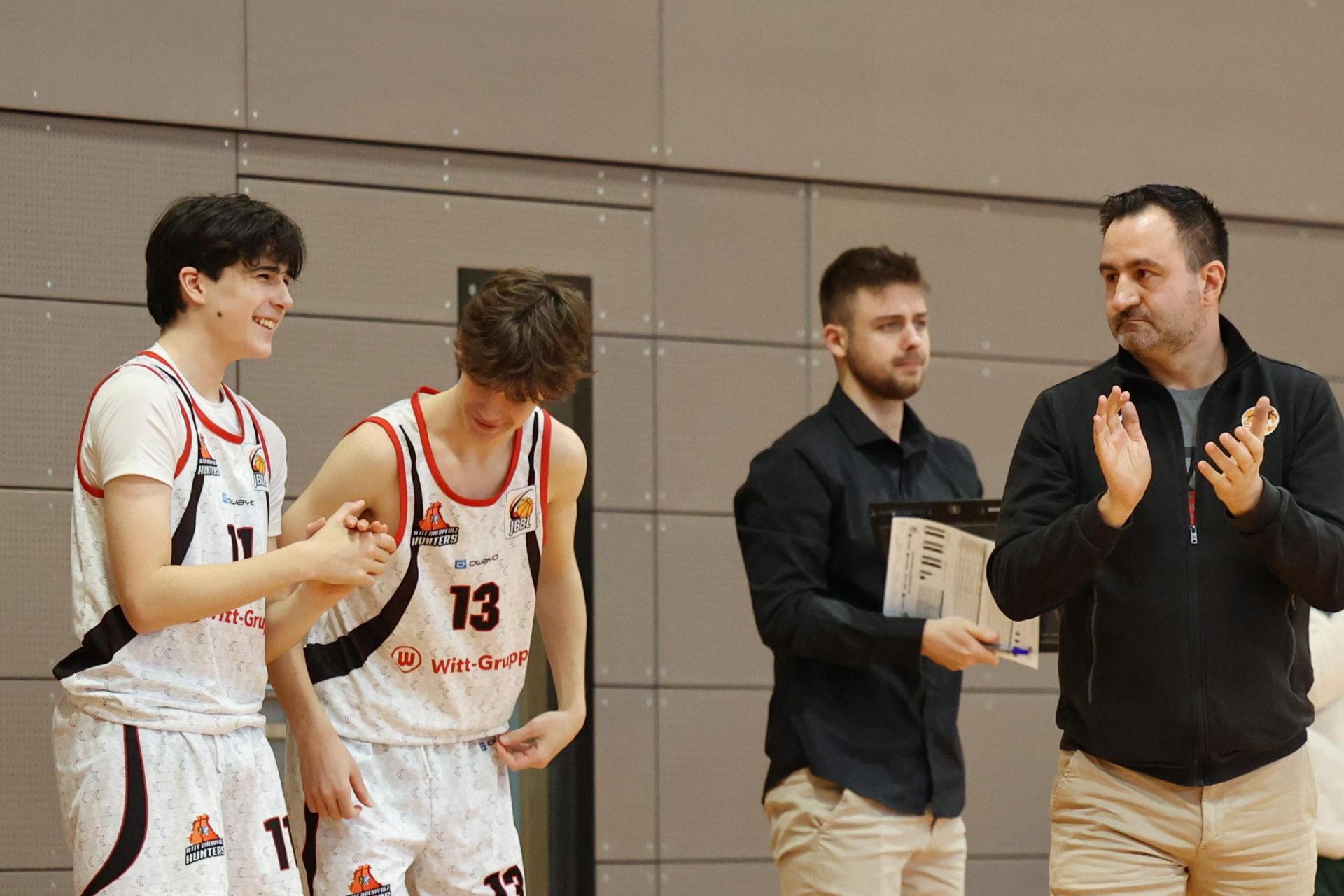 Die Witt Oberpfalz Hunters um Trainer Gabriel Ionescu (rechts) können sich nach dem Sieg gegen München-Ost auf Play-downs konzentrieren. (Archivbild: Dieter Jäschke)