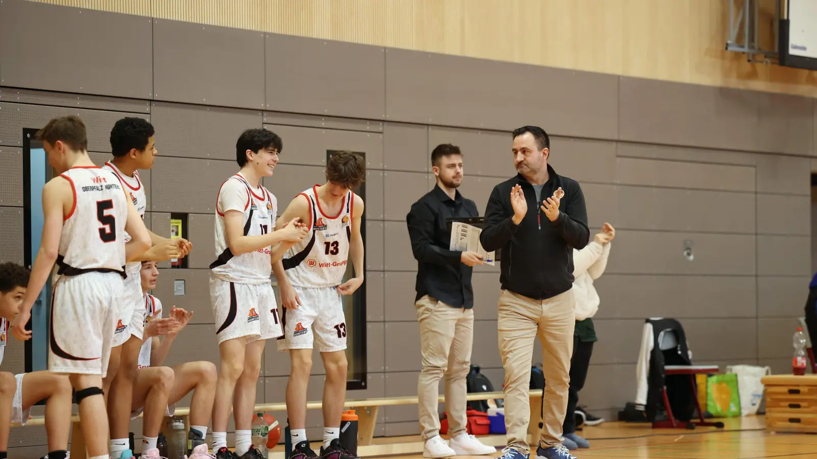 Die Witt Oberpfalz Hunters um Trainer Gabriel Ionescu (rechts) können sich nach dem Sieg gegen München-Ost auf Play-downs konzentrieren. (Archivbild: Dieter Jäschke)