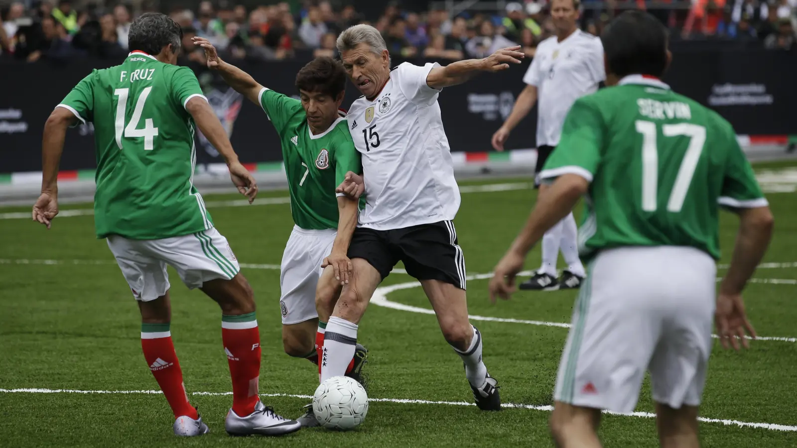 Klaus Augenthaler kann’s noch, wie hier im Spiel der deutschen und mexikanischen Fußballnationalmannschaften in Mexiko-Stadt bei einer Revanche-Partie der Weltmeisterschaft-Teams 1986 und 1998.  (Archivbild: Rebecca Blackwell/dpa)