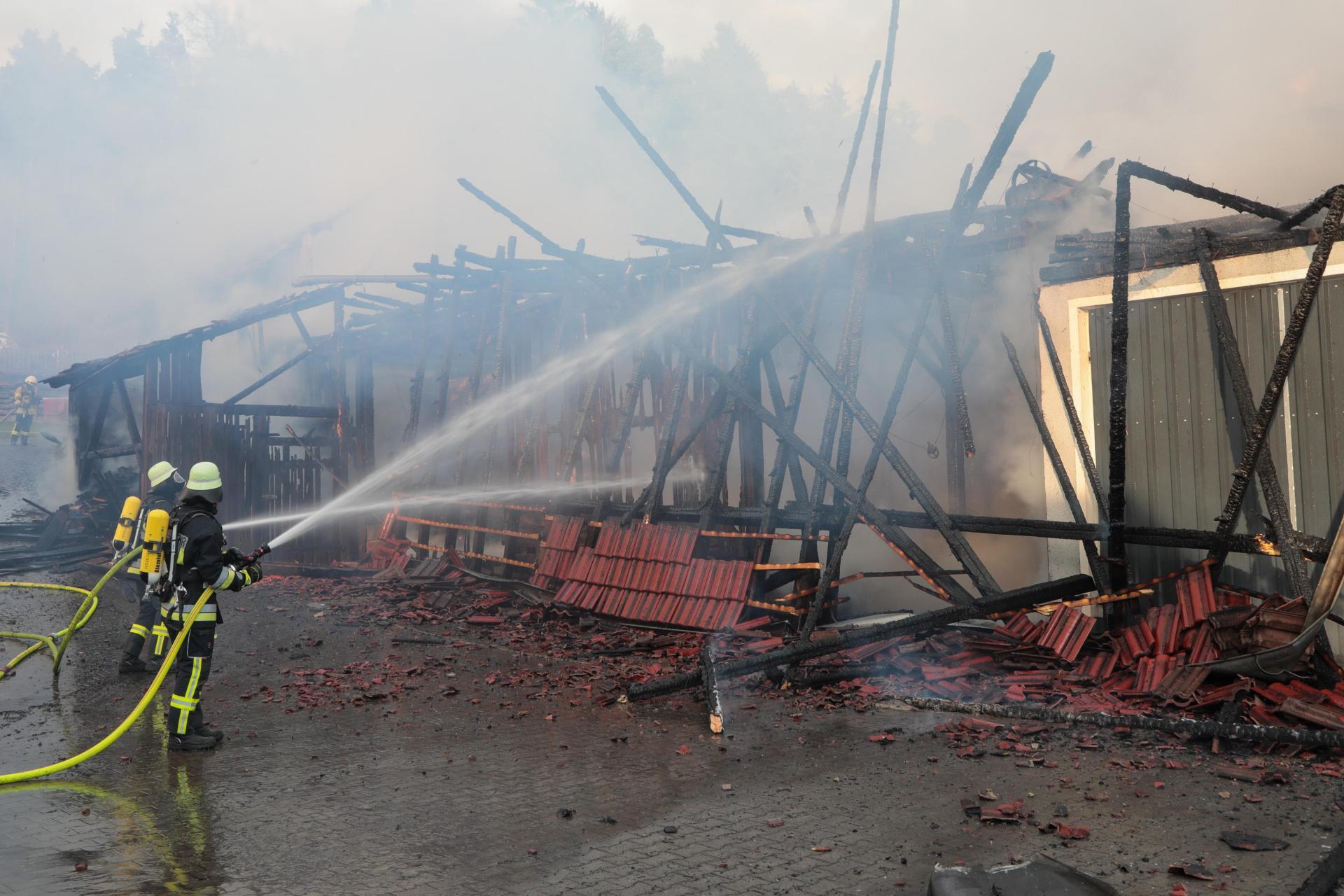 Das Feuer hat die Scheune in Wolfersdorf komplett vernichtet, eine genaue Brandursache lässt sich nicht mehr feststellen.  (Bild: Wolfgang Steinbacher)