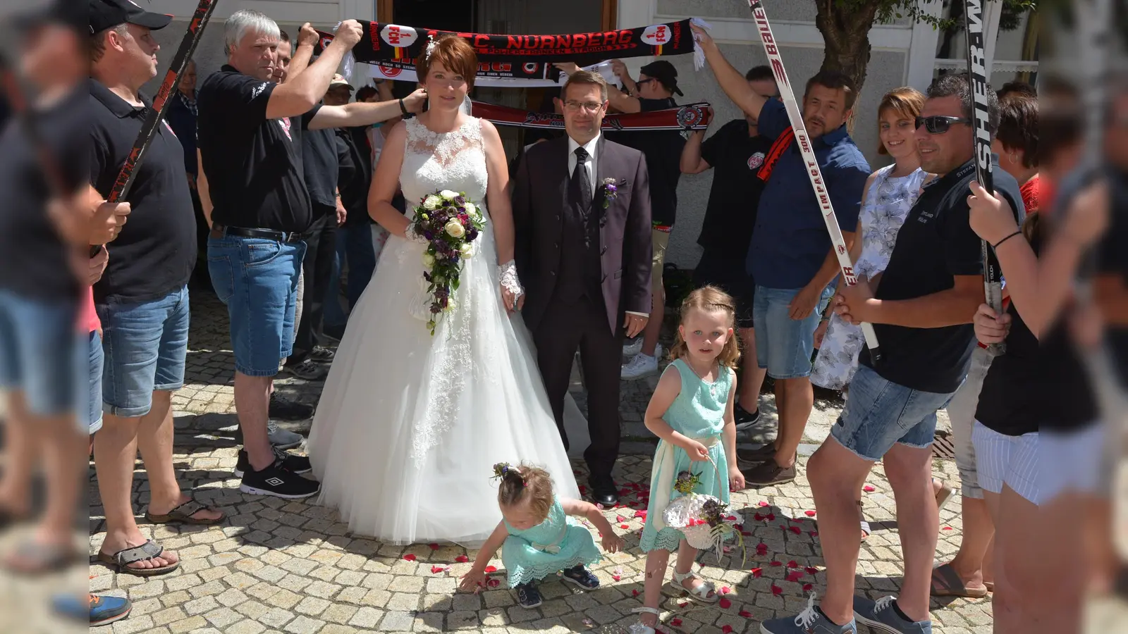 Getraut wurden am Samstagnachmittag im Historischen Rathaus Anja Linde und Matthias Degner. Unser Bild zeigt die frisch Vermählten beim Verlassen des Rathauses, eingehüllt von einem großen Ehrenspalier. Mit dabei die Brautmädchen Pia und Eva. (Bild: jr)