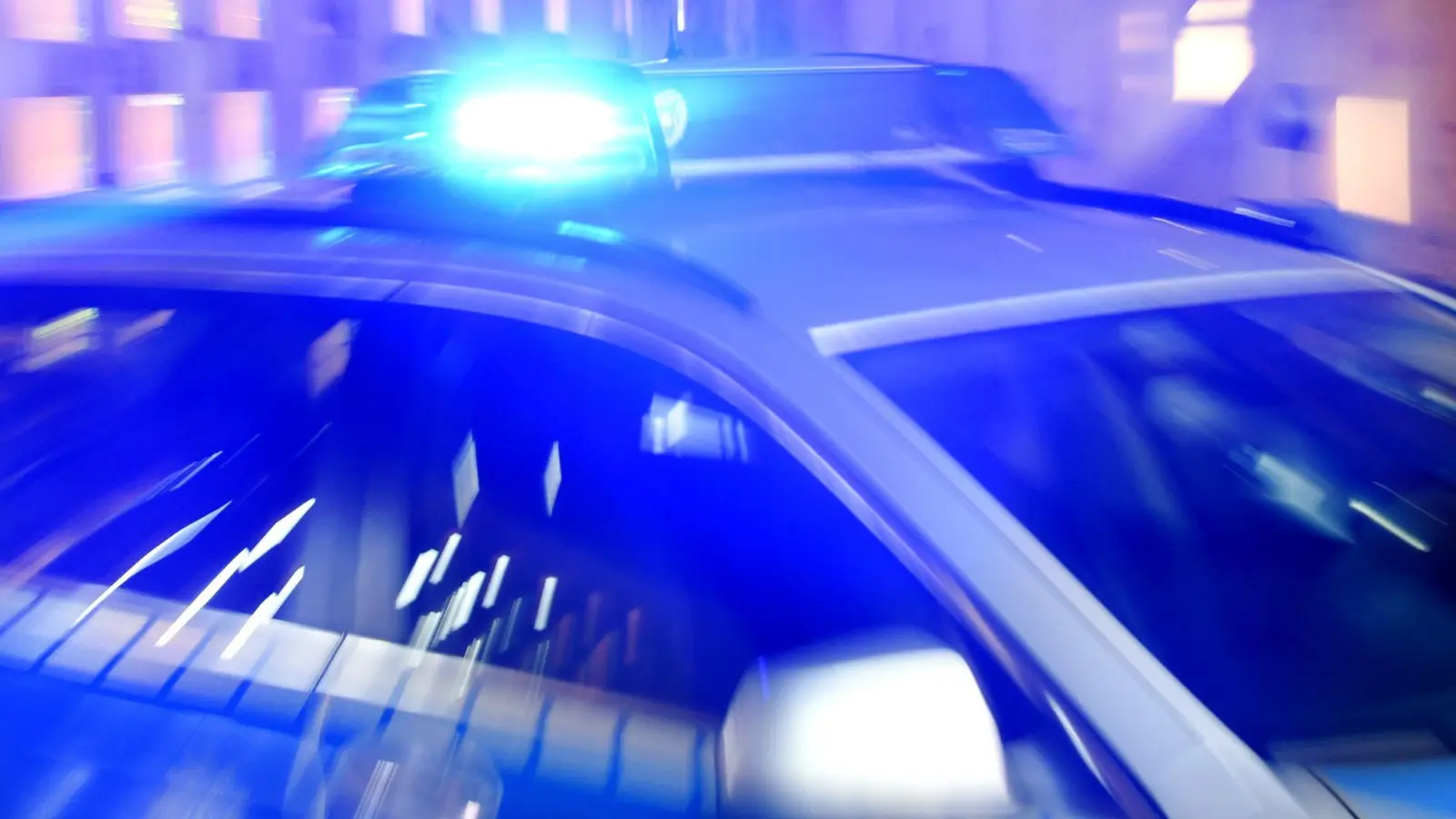 Die Amberger Polizei ermittelt wegen Fahrerflucht. (Symbolbild: Carsten Rehder/dpa)
