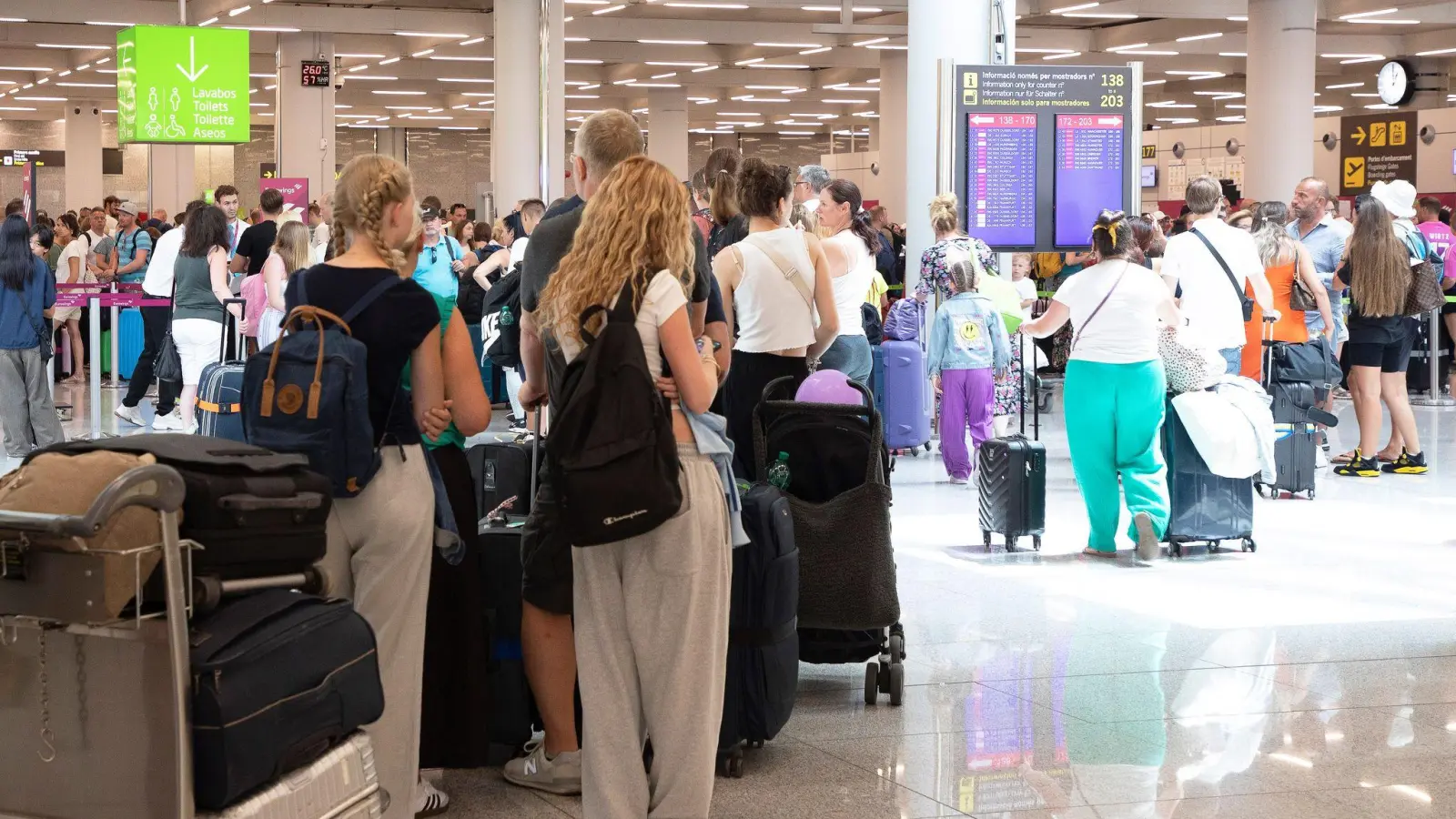 Von den Flugausfällen und Verspätungen waren zahlreiche Touristen betroffen. (Archivbild)  (Bild: Clara Margais/dpa/dpa-tmn)