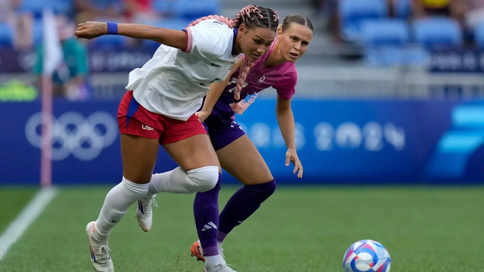 Viel Defensivarbeit: Klara Bühl (rechts) (Bild: Silvia Izquierdo/AP)