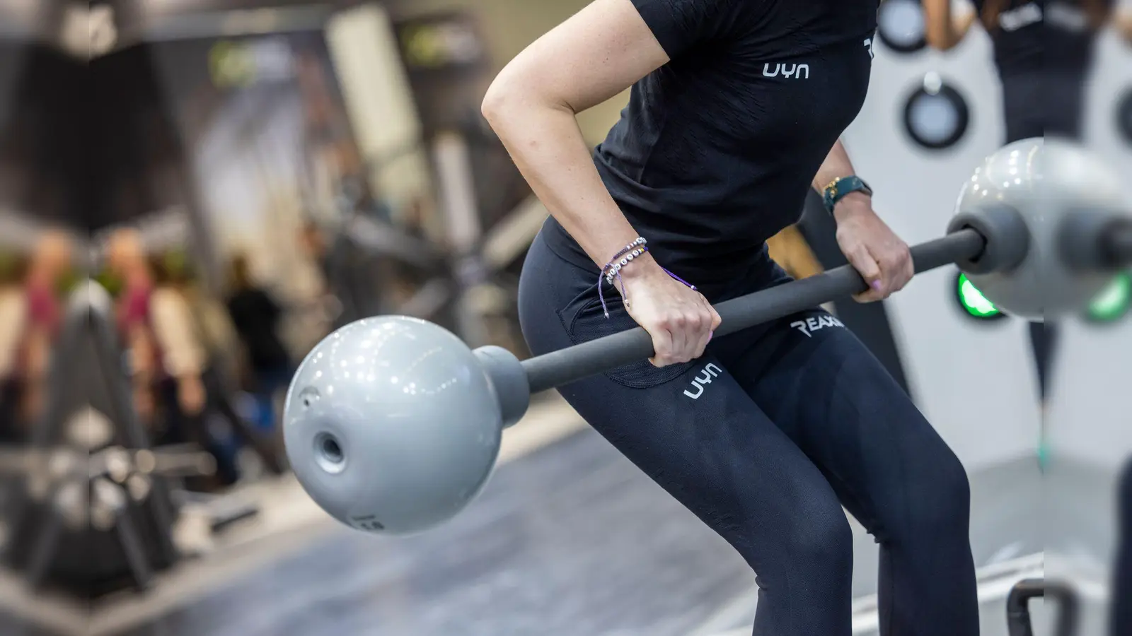 Ein Model führt an einem Messestand auf der Fitnessmesse Fibo ein Muskeltraining aus. (zu dpa: «Fitnessstudios mit Höchstwert an Mitgliedern») (Bild: Thomas Banneyer)