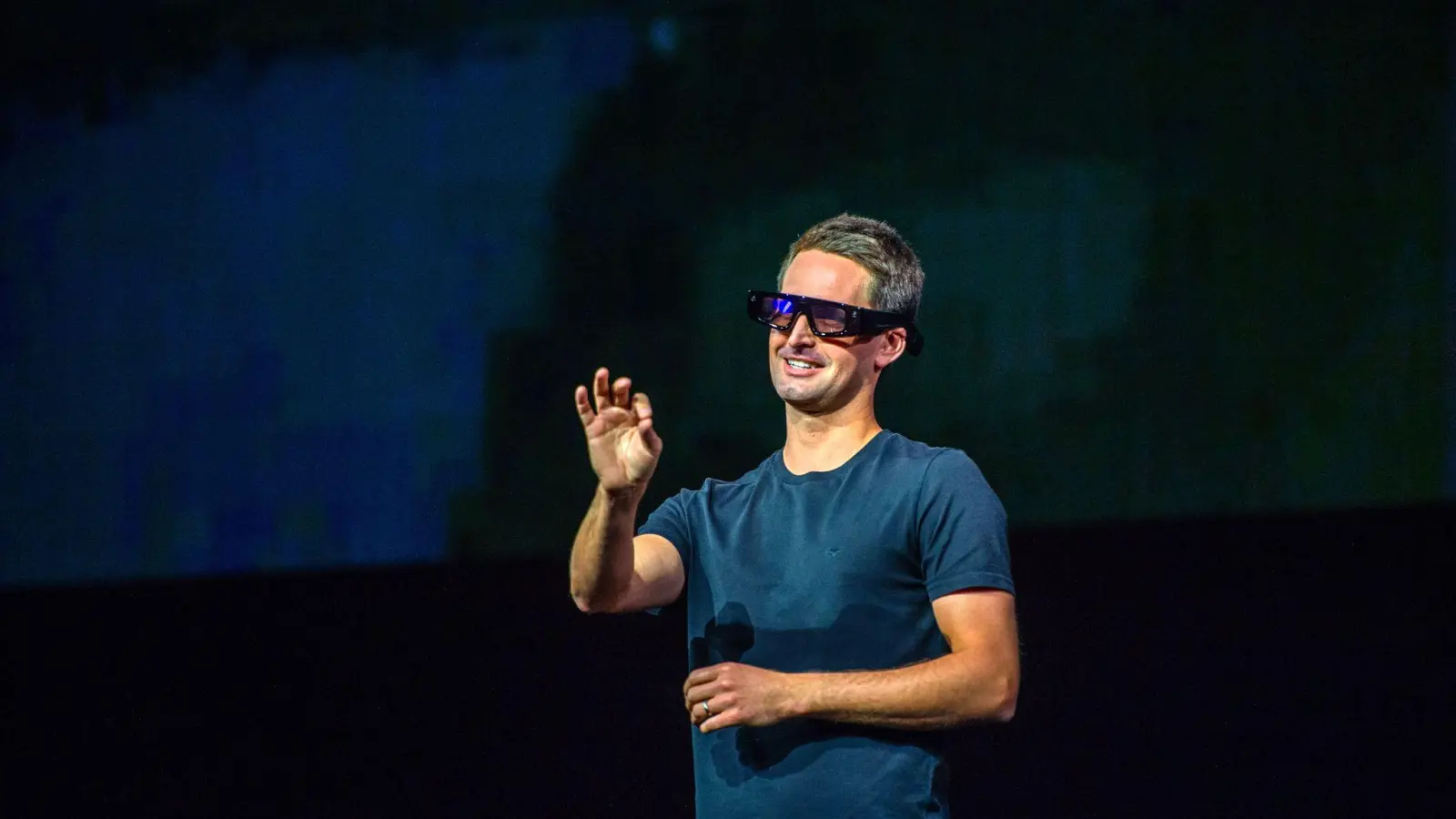 Der Chef des Snapchat-Betreibers Snap, Evan Spiegel, demonstrierte Vorläufer der heutigen Specs bereits in den vergangenen Jahren. (Archivbild) (Bild: Andrej Sokolow/dpa)
