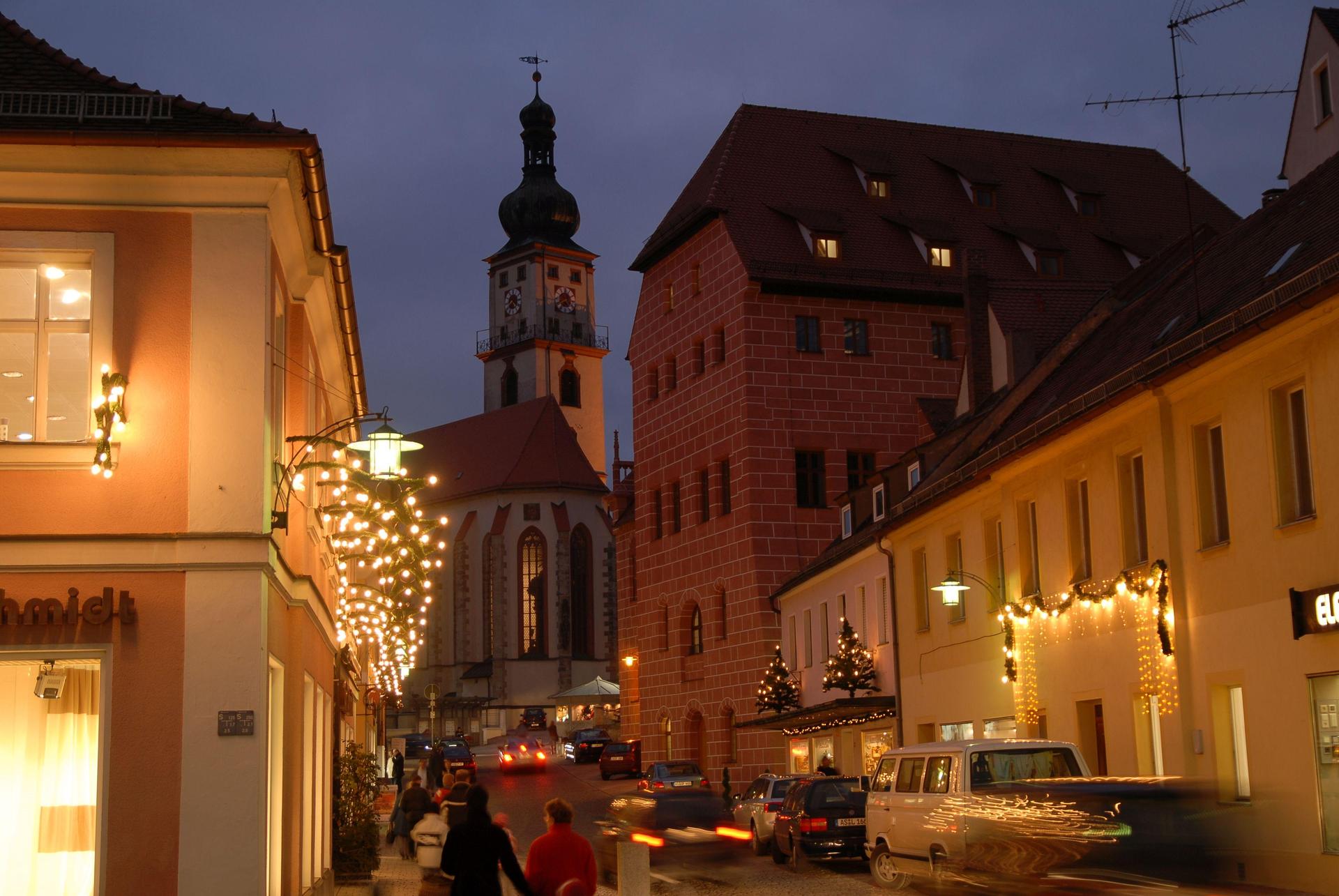 In der Adventszeit präsentiert sich die Sulzbacher Altstadt festlich beleuchtet. Am Samstag, 13. Dezember, organisiert hier Pro Su-Ro mit 13 teilnehmenden Geschäften einen „langen Adventssamstag”.  (Archivbild: Petra Hartl)