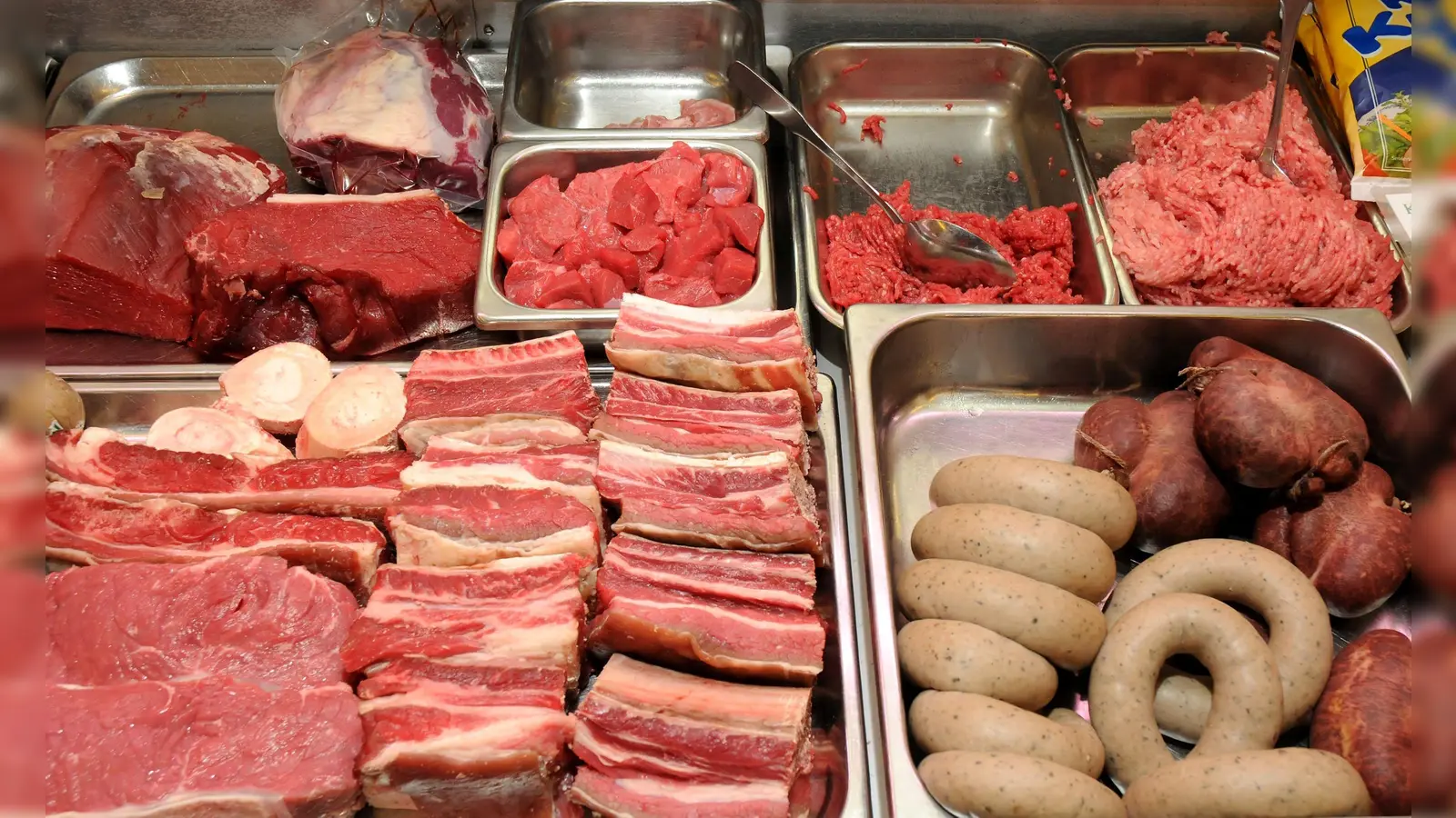 Blick zur Fleisch- und Wursttheke: Ein Ehepaar ließ sich in Sulzbach-Rosenberg in einem Supermarkt an der Fleischtheke wiederholt Rouladen geben. An der Kasse wurden die Teile jedoch nie bezahlt. (Symbolbild: Stephan Huber)