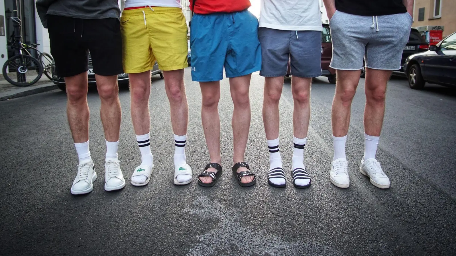 Weiße Socken sind angesagt - zur Shorts werden sie gut sichtbar hochgezogen (Bild: Alexander Blum/dpa)