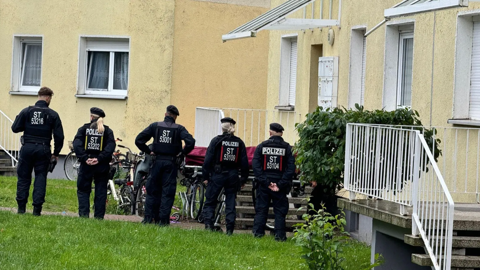 Polizisten am Einsatzort in Wolmirstedt in Sachsen-Anhalt. (Bild: Thomas Schulz/dpa)