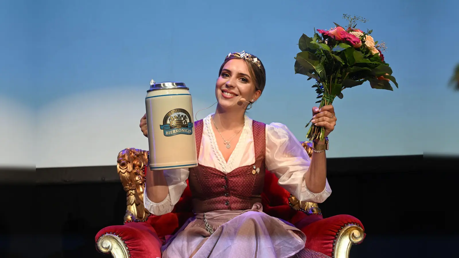 Die neue Bierkönigin arbeitet in einer Brauerei. (Bild: Felix Hörhager/dpa)