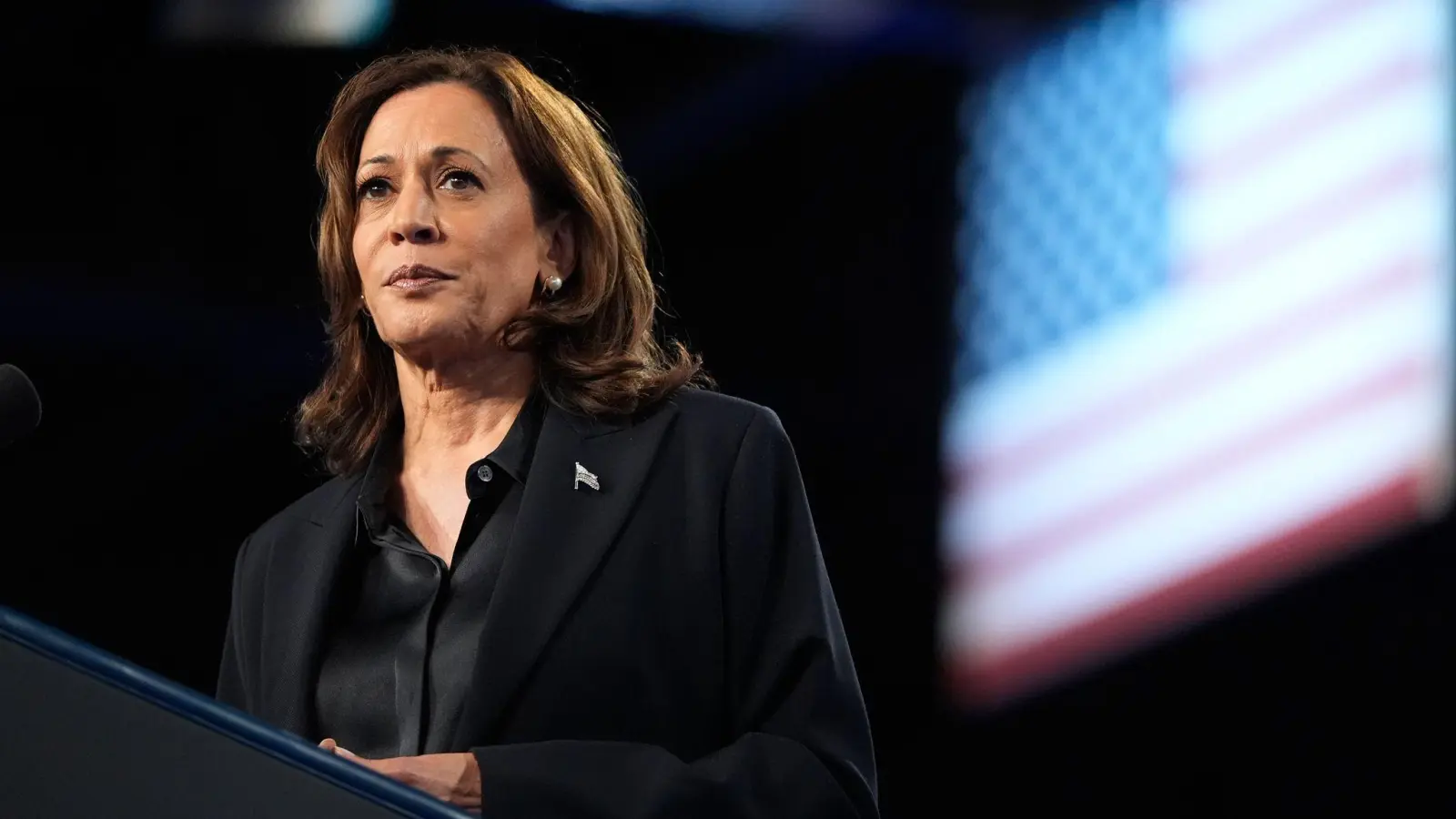 Kamala Harris hat es kurz vor der US-Präsidentschaftswahl erneut auf das Cover der Modezeitschrift „Vogue“ geschafft. (Archivbild) (Bild: Mark Schiefelbein/AP/dpa)