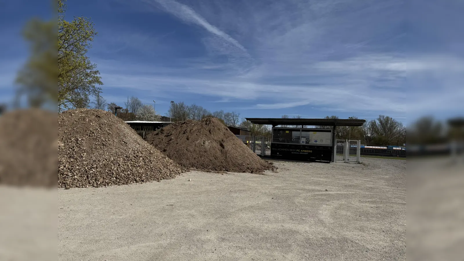 Die Umbauarbeiten der Tartanbahn am Schanzl zwingen den FC Amberg zu einem Platzwechsel.  (Bild: ama)