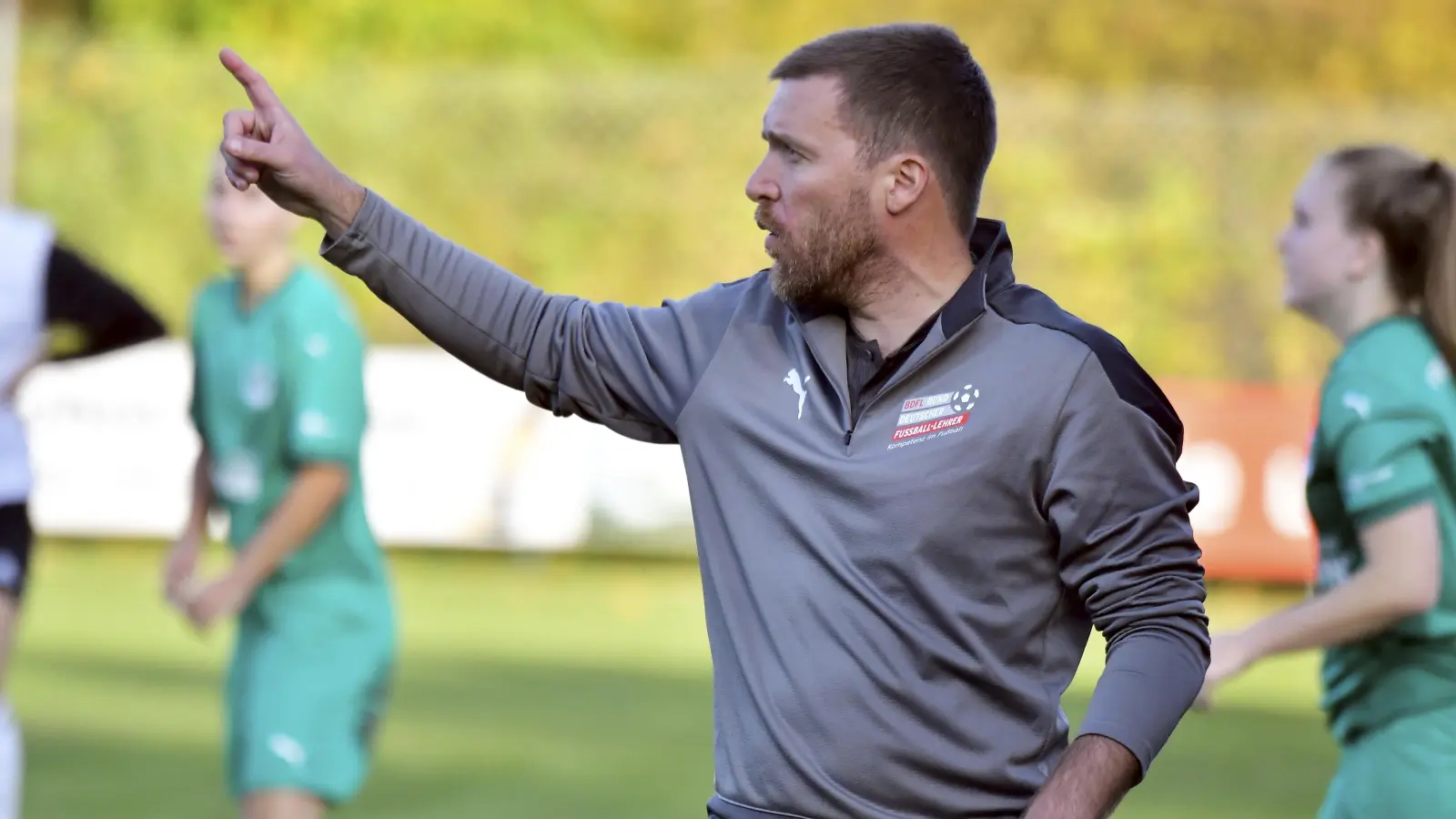 Trainer Simon Eisinger und die Fußballerinnen des TSV Theuern sind in der Bayernliga derzeit bestens unterwegs. (Bild: Hubert Ziegler)