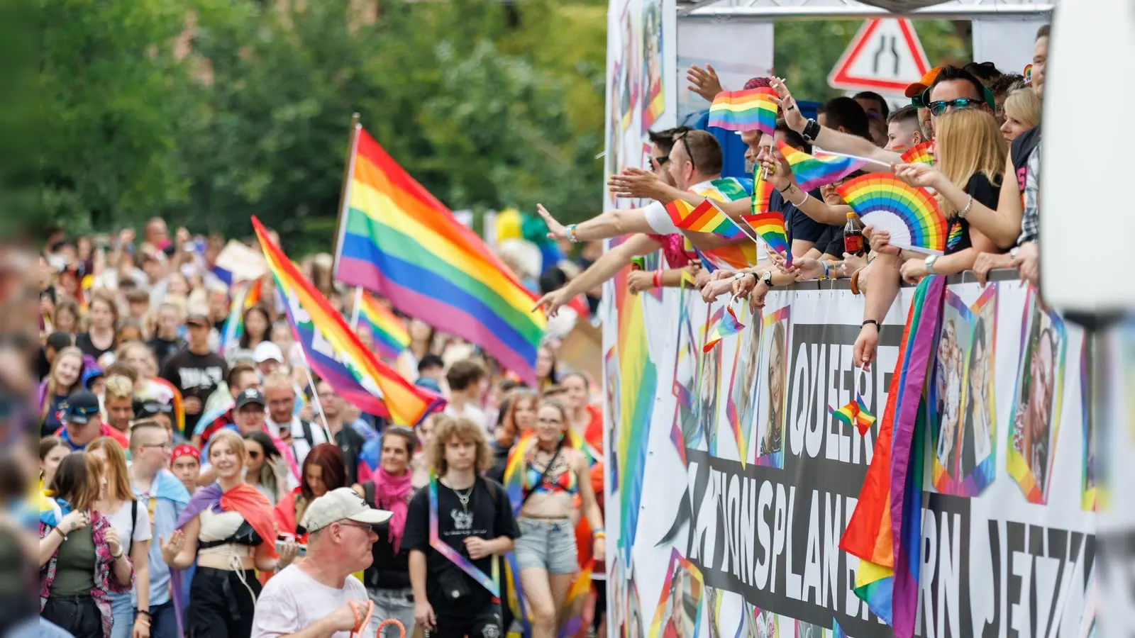 Zahlreiche Menschen nehmen an einer CSD-Demonstration im Rahmen der Nürnberger Prideweek teil. (Bild: Daniel Karmann/dpa)