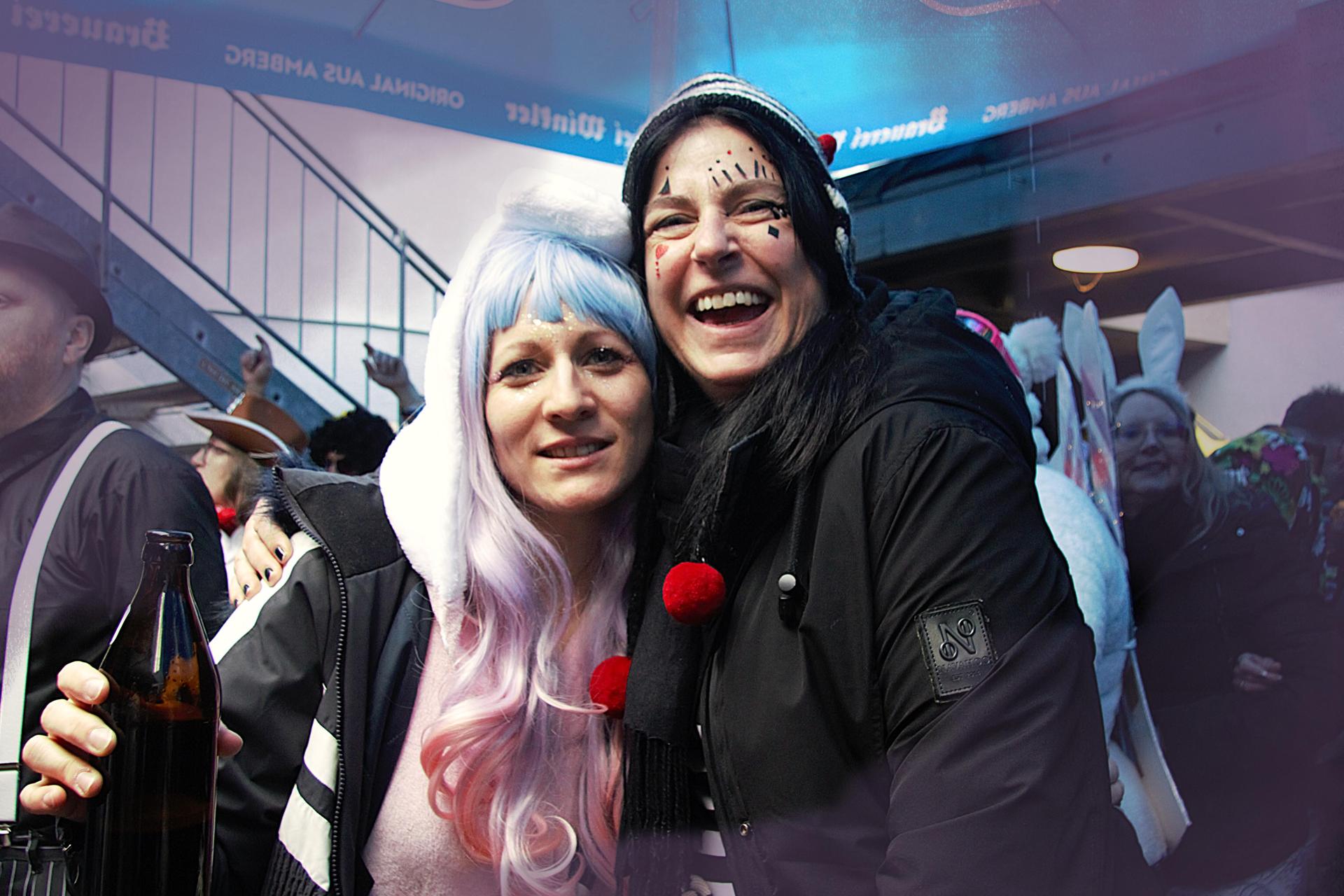 Das blaue Haus erfreute sich auch am Rosenmontag vieler vernarrter Besucher. (Bild: Marlin Nixdorf)