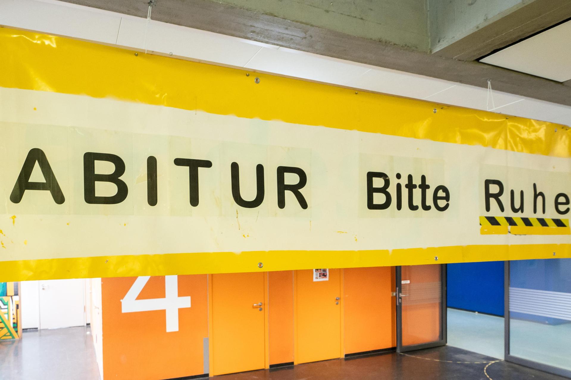 Die Ruhe vor dem Sturm. Nach dem Mathe-Abitur ließen es einige Abiturienten des Gymnasium Burglengenfeld ordentlich krachen. (Symbolbild: Silas Stein/dpa)