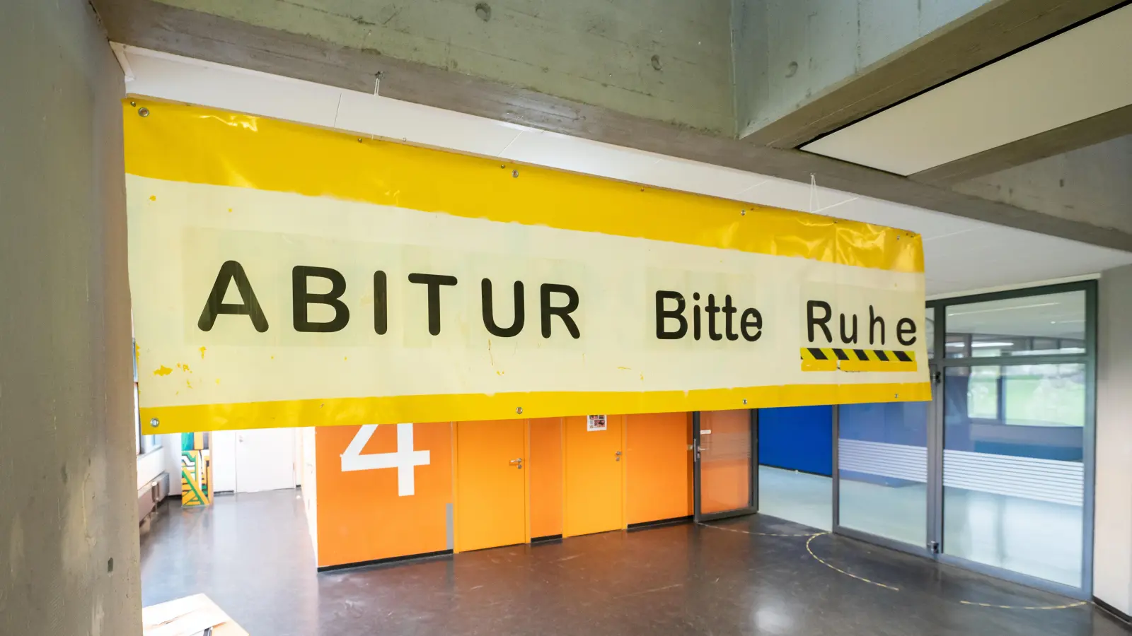 Die Ruhe vor dem Sturm. Nach dem Mathe-Abitur ließen es einige Abiturienten des Gymnasium Burglengenfeld ordentlich krachen. (Symbolbild: Silas Stein/dpa)