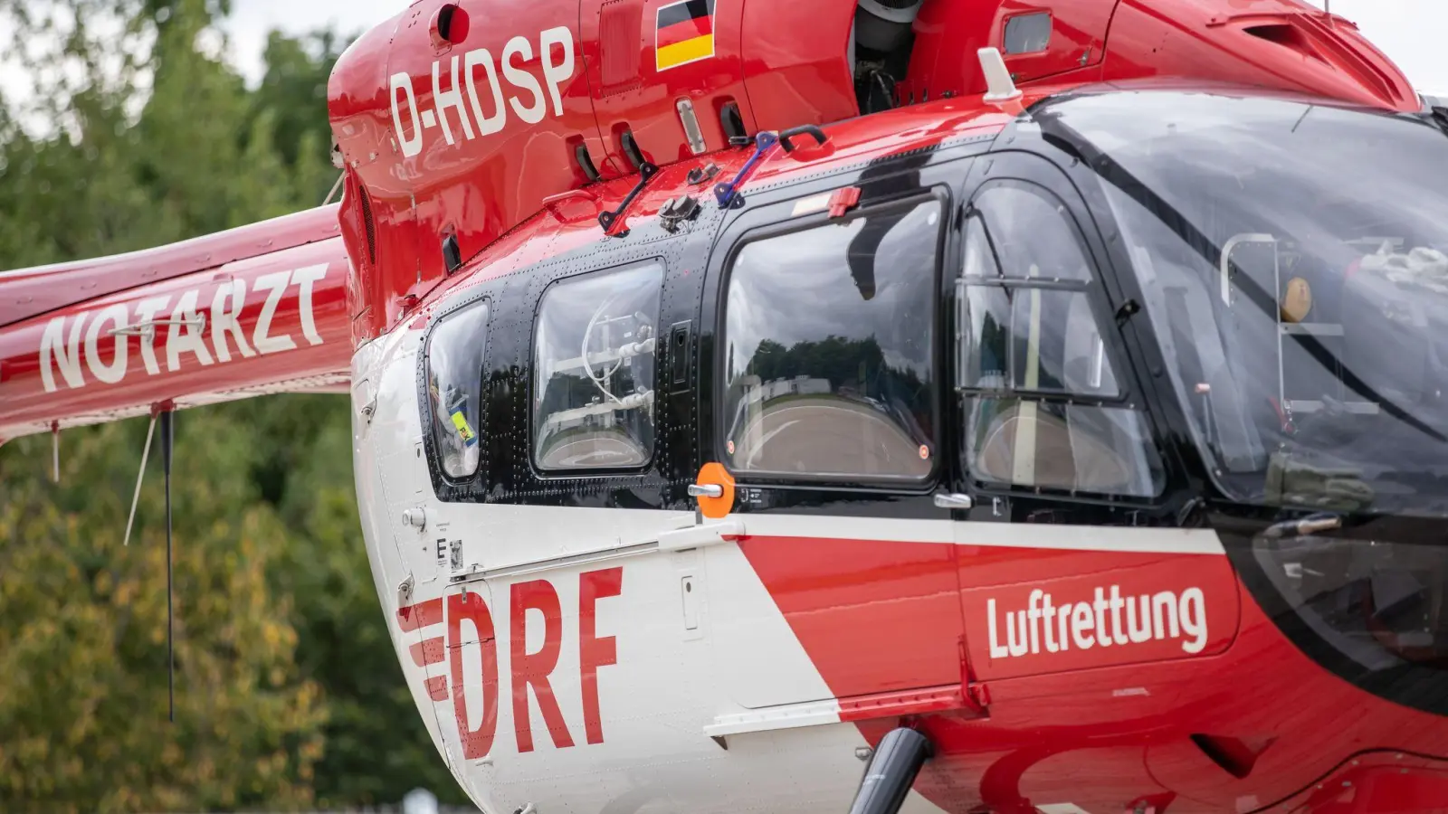 Die Zwölfjährige wurde den Angaben zufolge mit einem Hubschrauber ins Krankenhaus gebracht. (Symbolbild) (Bild: Daniel Karmann/dpa)