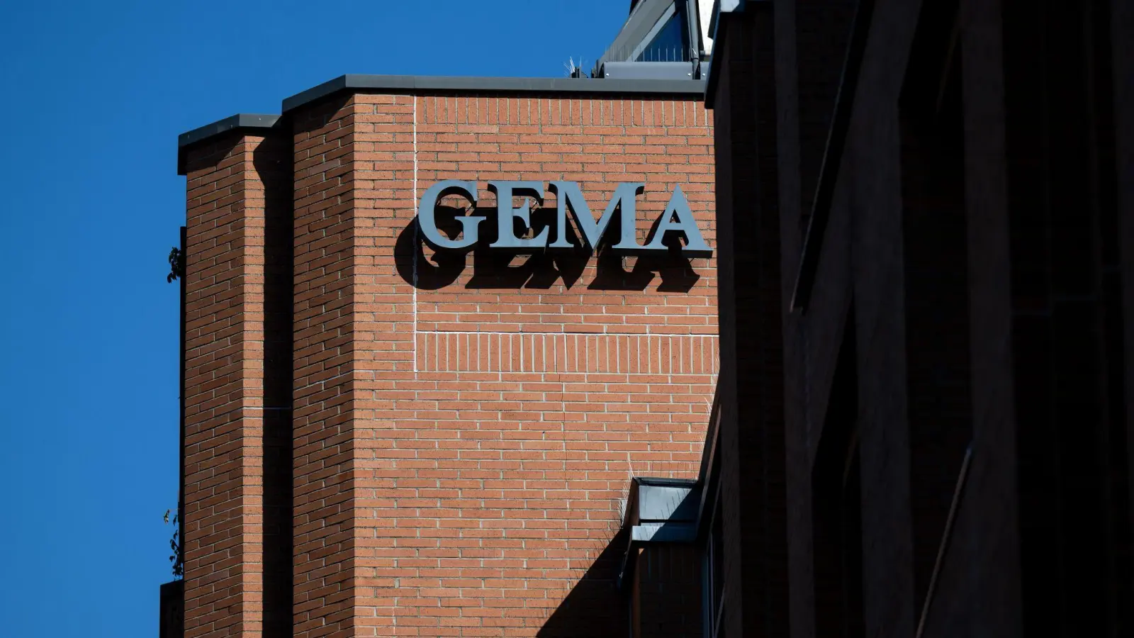 Die Gema klagt gegen den ChatGPT-Betreiber OpenAI. (Archivbild) (Bild: Sven Hoppe/dpa)