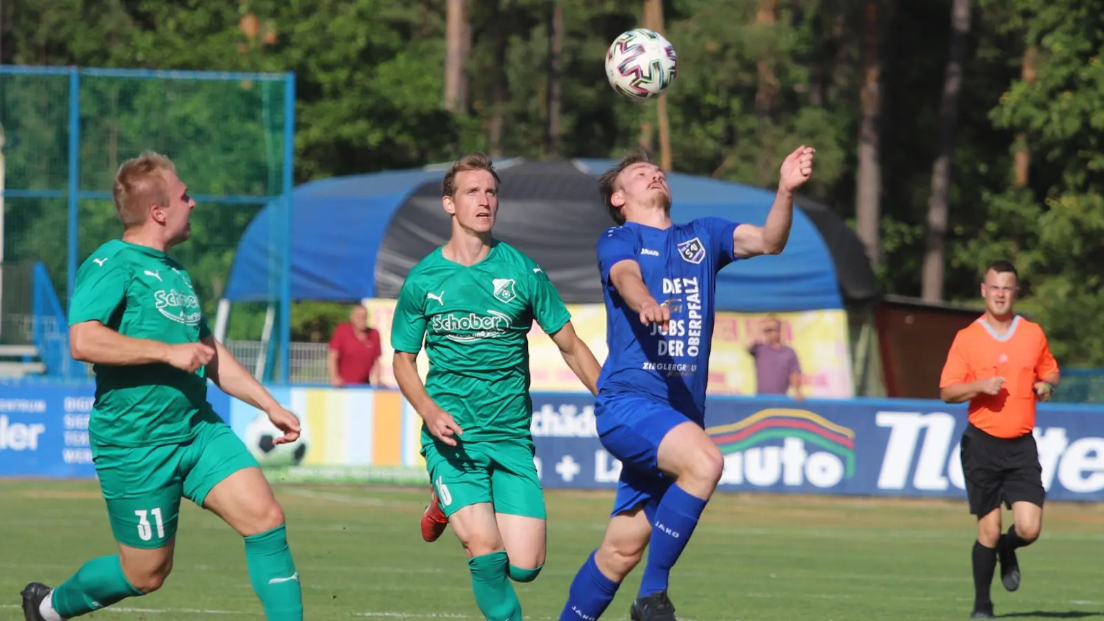 Die Partie des SV Etzenricht (Martin Pasieka im blauen Trikot) bei der SV Grafenwöhr wurde erneut verschoben. (Bild: war)