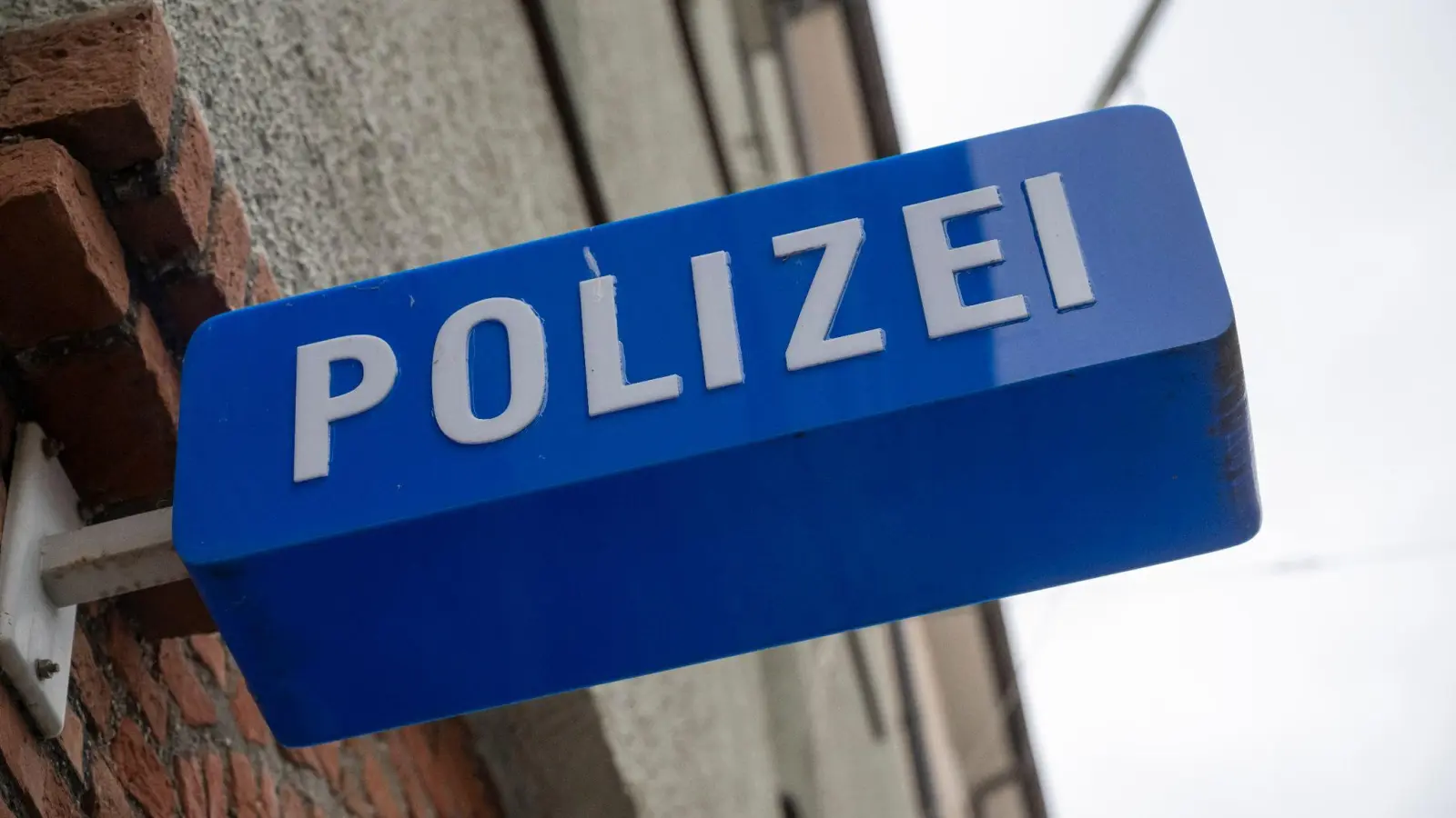 Die Polizei in Amberg ist mit einem Fall von Sextortion befasst. (Symbolbild: Peter Kneffel/dpa)
