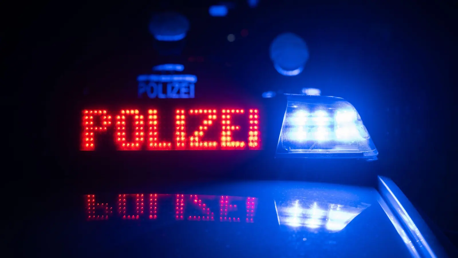 In Amberg ist es zu einem Unfall gekommen. Di Bilanz: Zum Glück keine Verletzten, aber ein Schaden von rund 10&#32;000 Euro. (Bild: Marijan Murat/dpa)