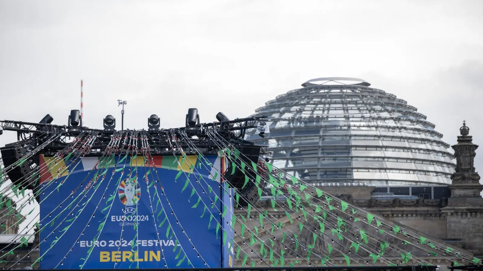 In Berlin ist auf dem Platz der Republik eine Fanzone während der Europameisterschaft eingerichtet. (Bild: Sebastian Gollnow/dpa)