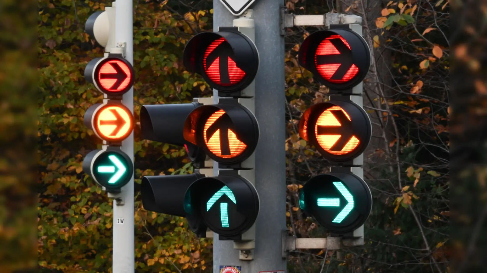 Zwei Autos stießen bei Regenstauf zusammen, weil eine defekte Ampelanlage wohl die falschen Signale zeigte. (Symbolbild: Bernd Weißbrod)