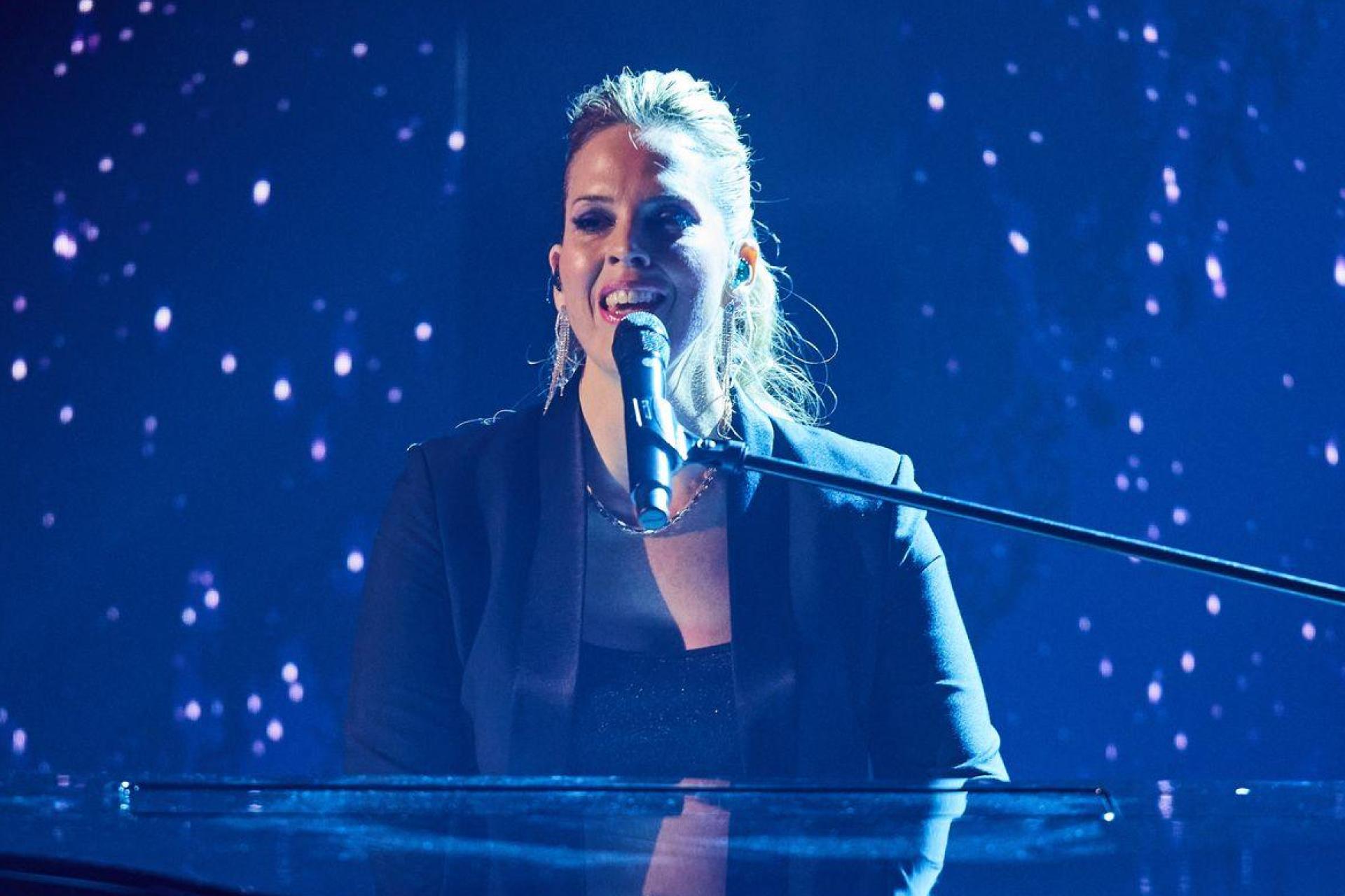 Jennifer Lynn gewinnt mit einer Klavierballade „The Voice of Germany“. (Bild: Jörg Carstensen/dpa)