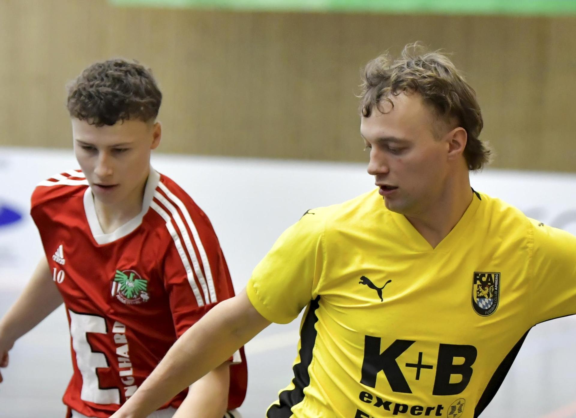 Der FC Amberg (rechts mit Noah Majdic/Szene aus dem Spielgegen Ammerthal II) holte sich den Wagner-Cup. (Bild: Hubert Ziegler)
