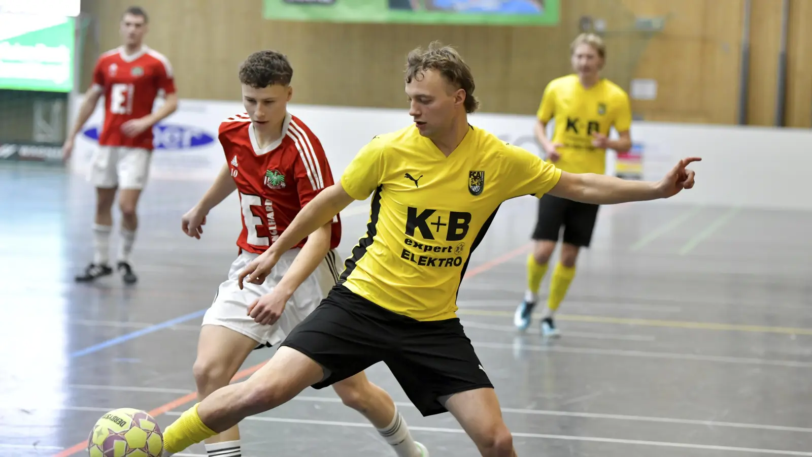 Der FC Amberg (rechts mit Noah Majdic/Szene aus dem Spielgegen Ammerthal II) holte sich den Wagner-Cup. (Bild: Hubert Ziegler)