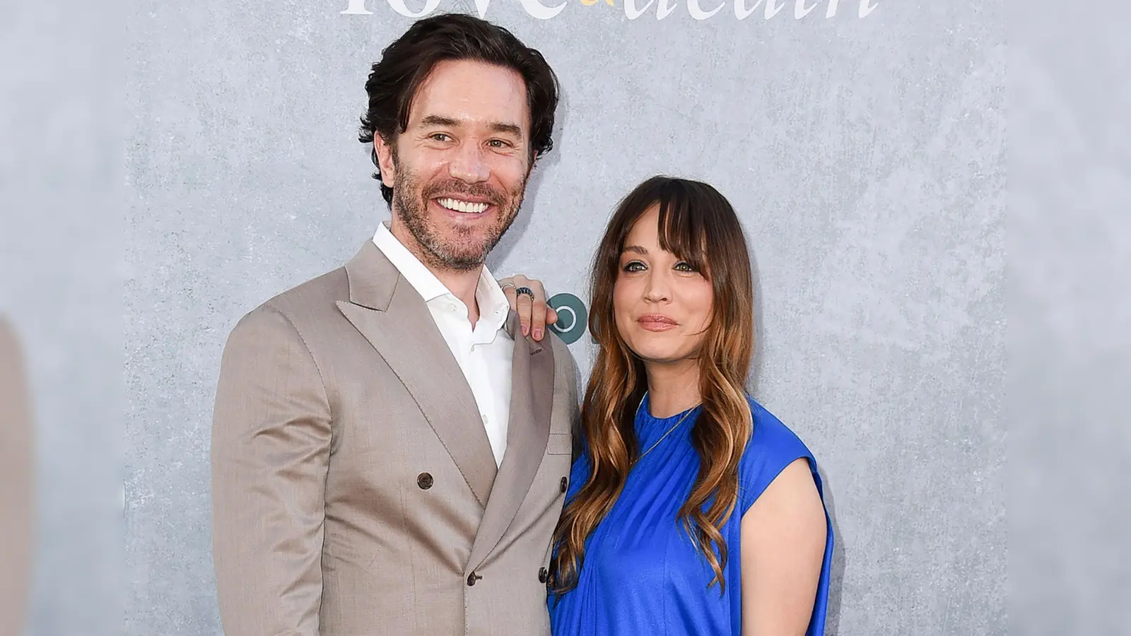 Tom Pelphrey und Kaley Cuoco geben ihre Verlobung bekannt (Archivbild) (Bild: Richard Shotwell/Invision via AP/dpa)