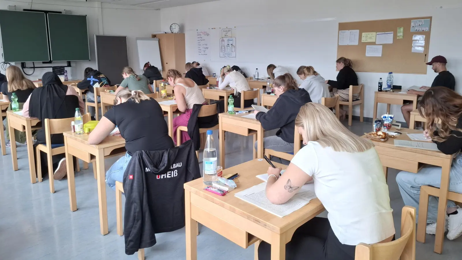 Die angehenden Erzieherinnen und Erzieher der Caritas Fachakademie für Sozialpädagogik Weiden haben mit den schriftlichen Abschlussprüfungen begonnen. (Bild: Barbara Neuber)