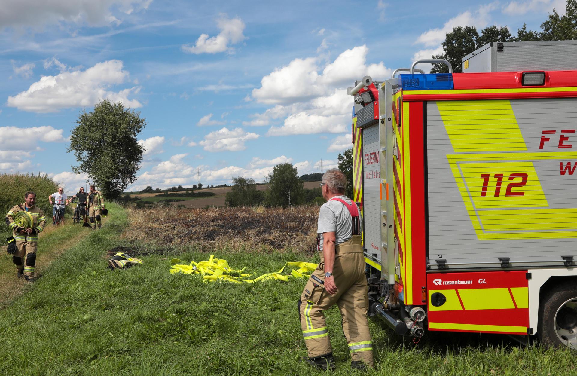 Drei Feuerwehren rückten am Sonntag, 14. Juli, zu einem Feldbrand in Wolfsbach bei Ensdorf aus. (Bild: Wolfgang Steinbacher)