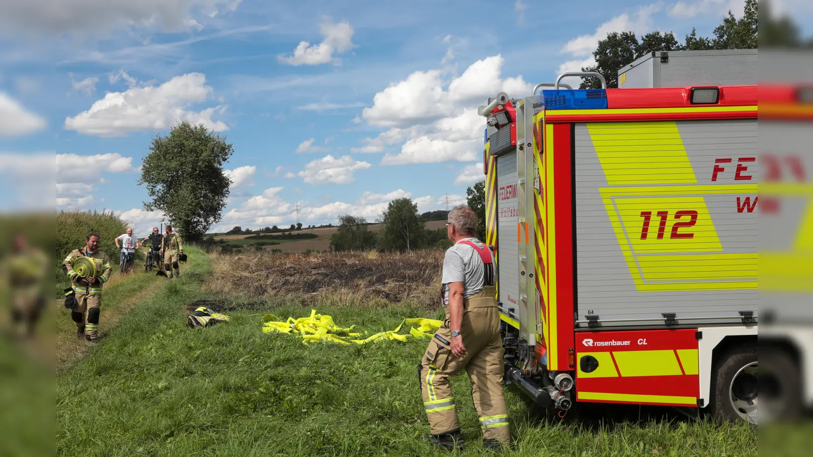 Drei Feuerwehren rückten am Sonntag, 14. Juli, zu einem Feldbrand in Wolfsbach bei Ensdorf aus. (Bild: Wolfgang Steinbacher)