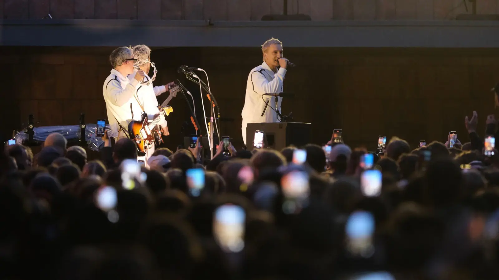 Ob die fünf Musiker der Band Kraftklub tatsächlich nach Theuern kommen, wird sich in den nächsten Tagen zeigen. (Symbolbild: Sebastian Willnow/dpa)