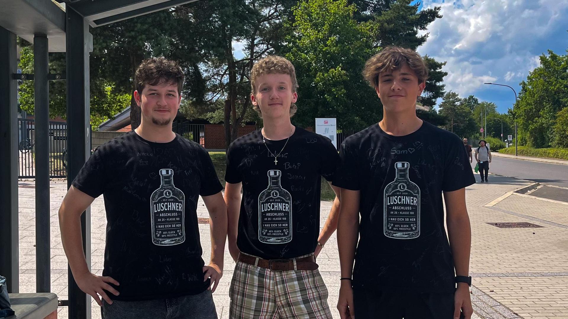 Sam, Lukas und Nick organisieren ihre Abschlussparty am Freitag. (Bild: knz)