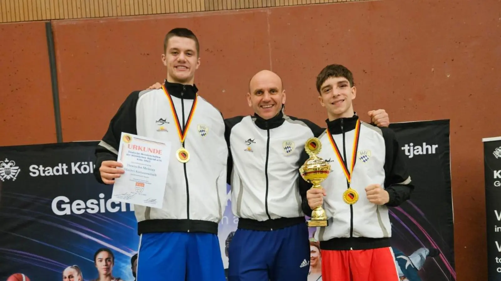 Ruslan Schönfeld (Trainer) mit seinen beiden Talenten Dietrich Hermann (links) und Dima Kurjanowitsch (rechts) (Bild: Eduard Hermann)